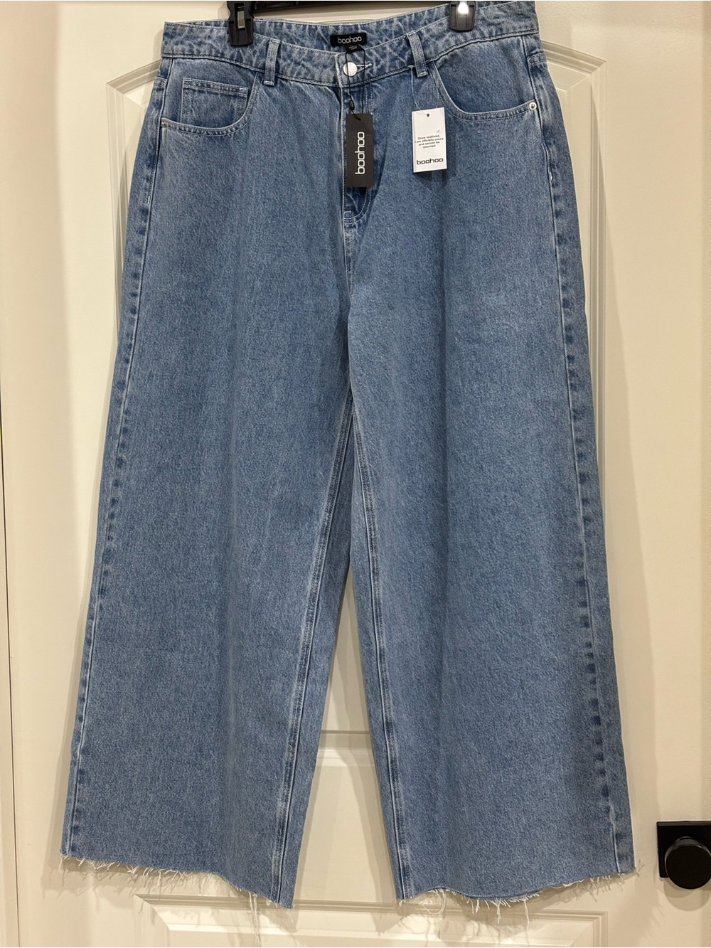 Boohoo Light Blue Wide-Leg Cropped Jeans with Frayed Hem